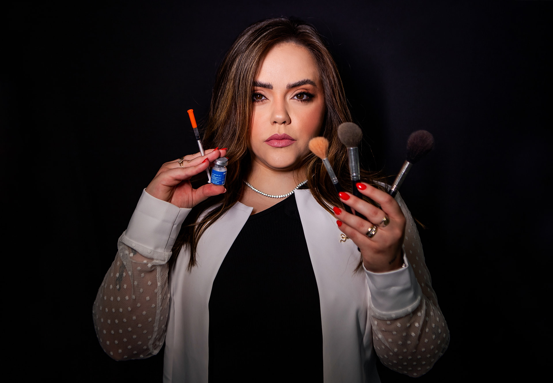 Jordana, especialista em estética avançada, segurando seringa com precisão técnica